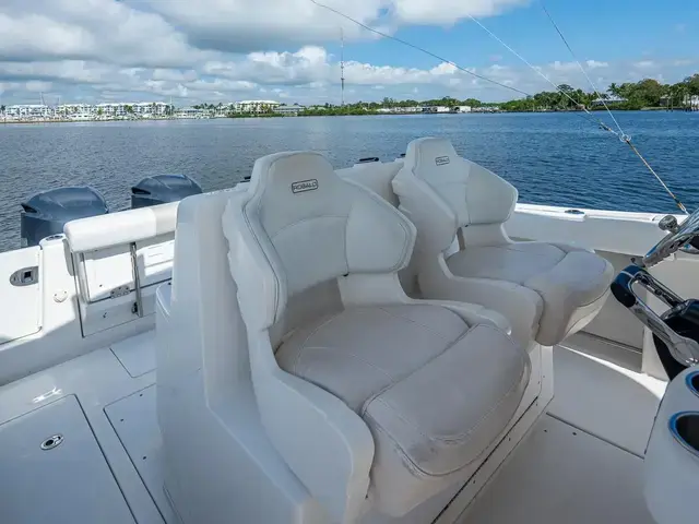 Robalo R300 Center Console