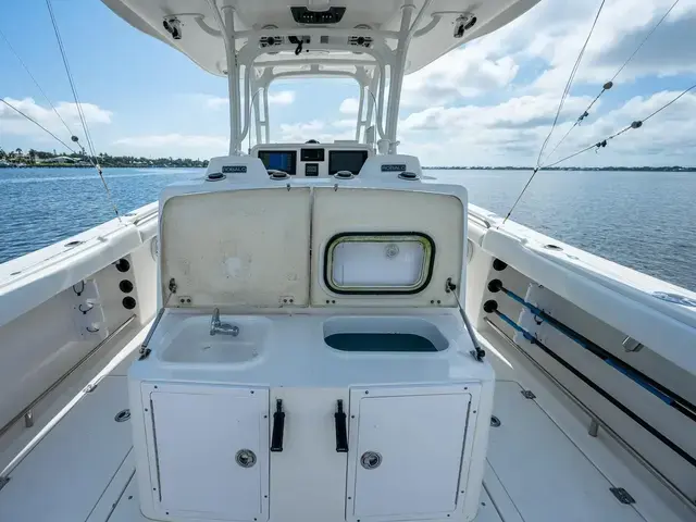 Robalo R300 Center Console