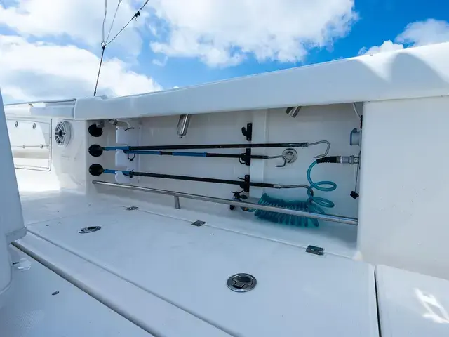 Robalo R300 Center Console