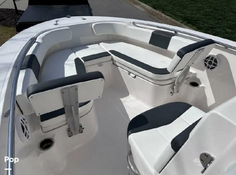 2022 Robalo r200