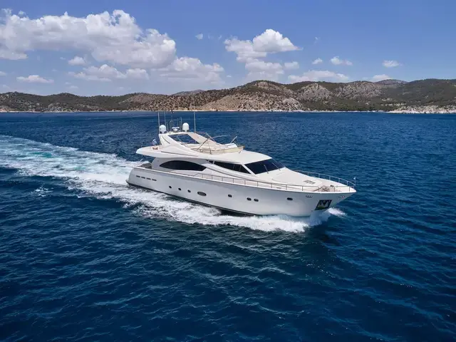 Ferretti Yachts 880