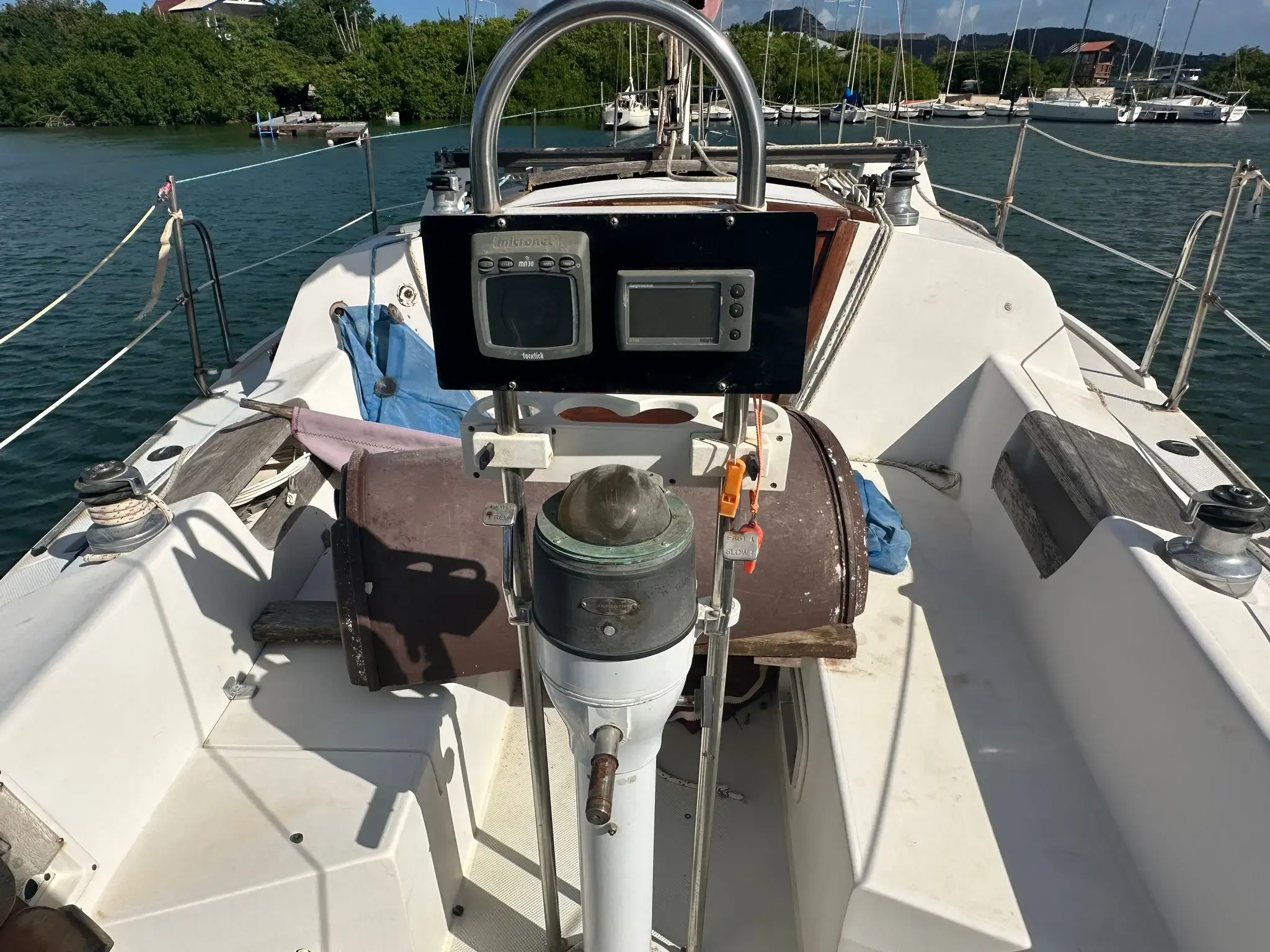 Islander 28