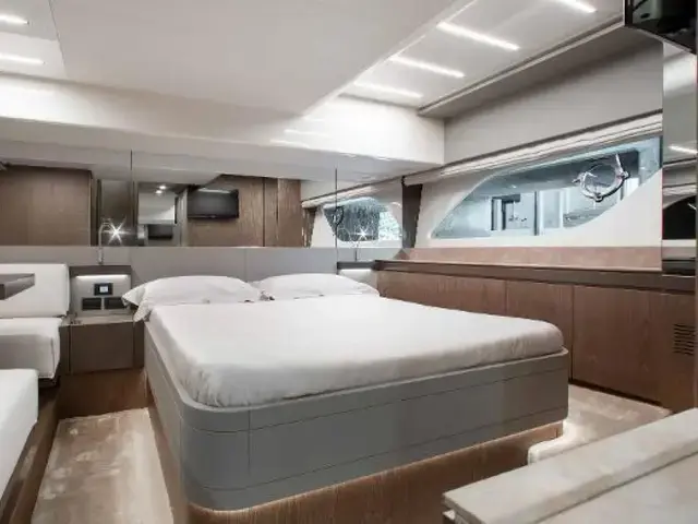 Ferretti Yachts 550