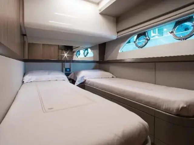 Ferretti Yachts 550