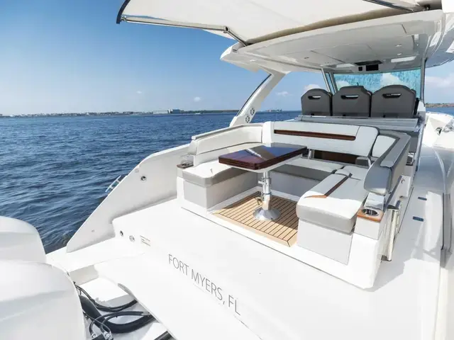 Tiara Yachts 38 Ls