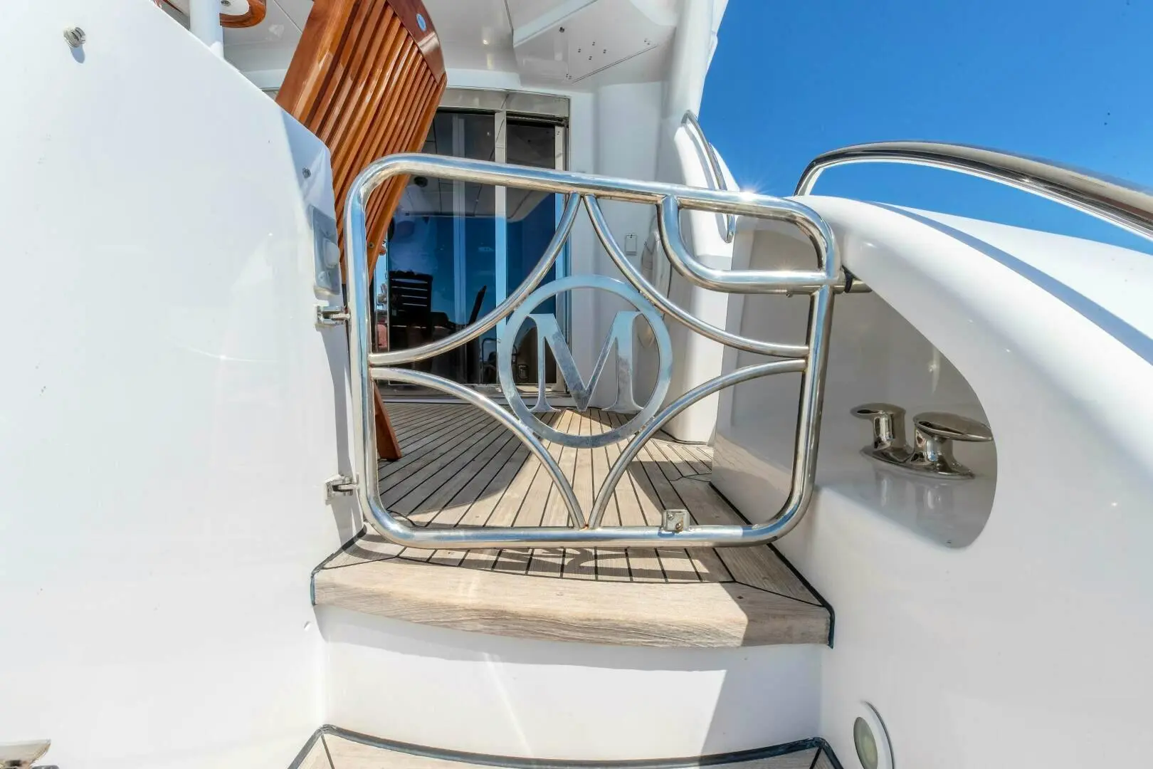 2008 Hatteras 80 enclosed bridge skylounge