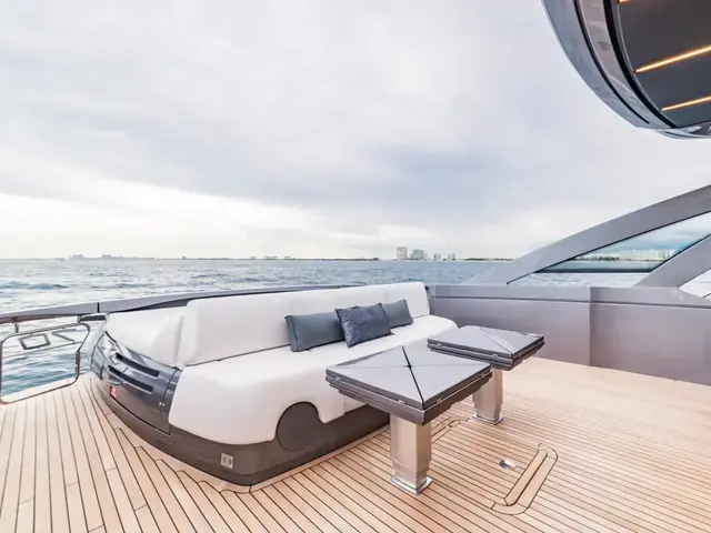 Pershing 70