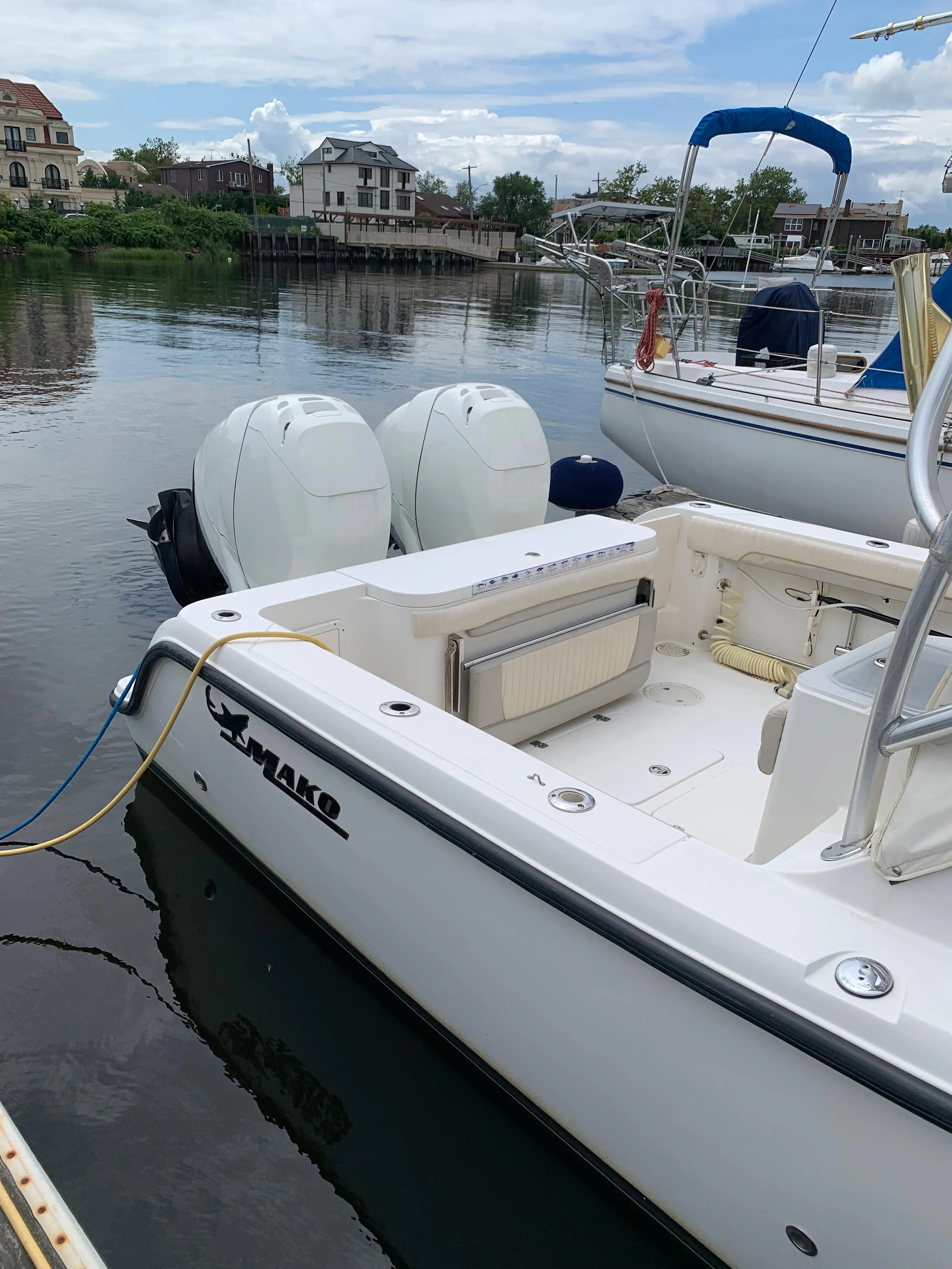 2009 Mako 284 express