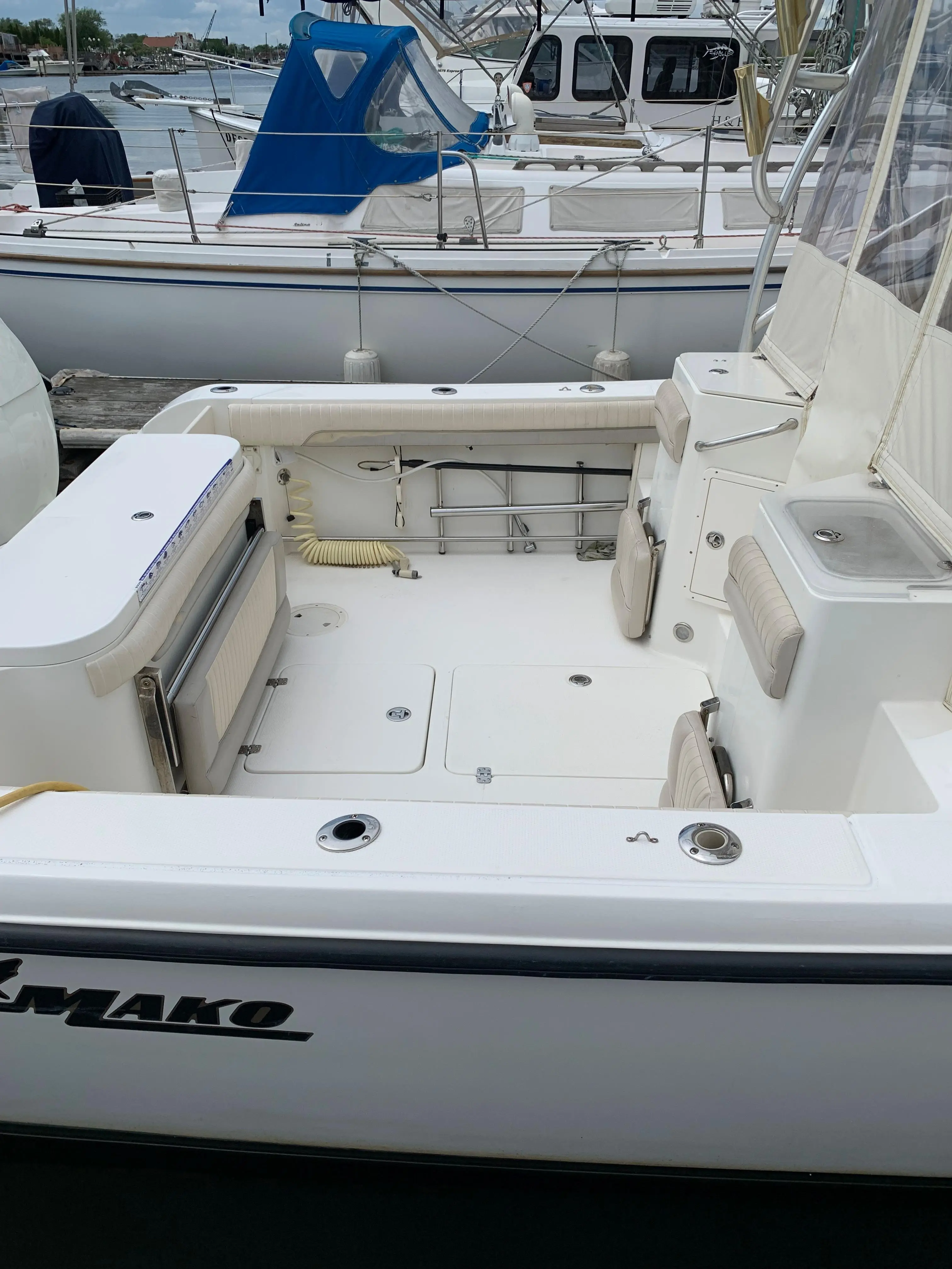 2009 Mako 284 express