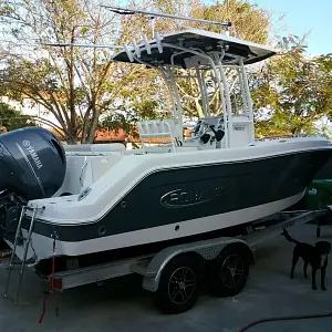 2017 Robalo R222 Center Console