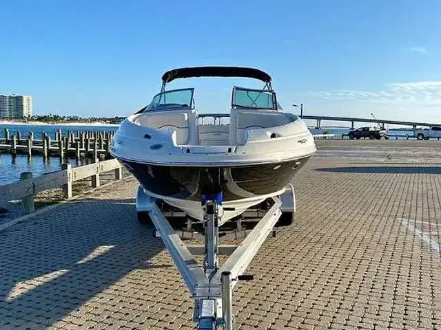 Sea Ray 220 Sundeck