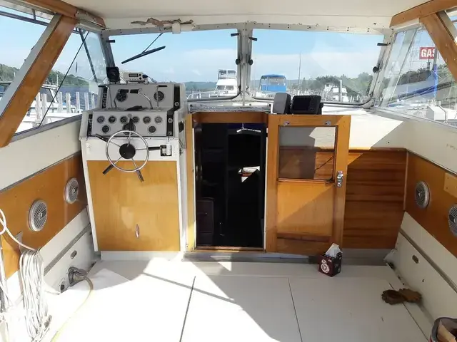 Chris Craft 31 Commander