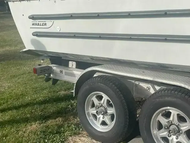 Boston Whaler Frontier