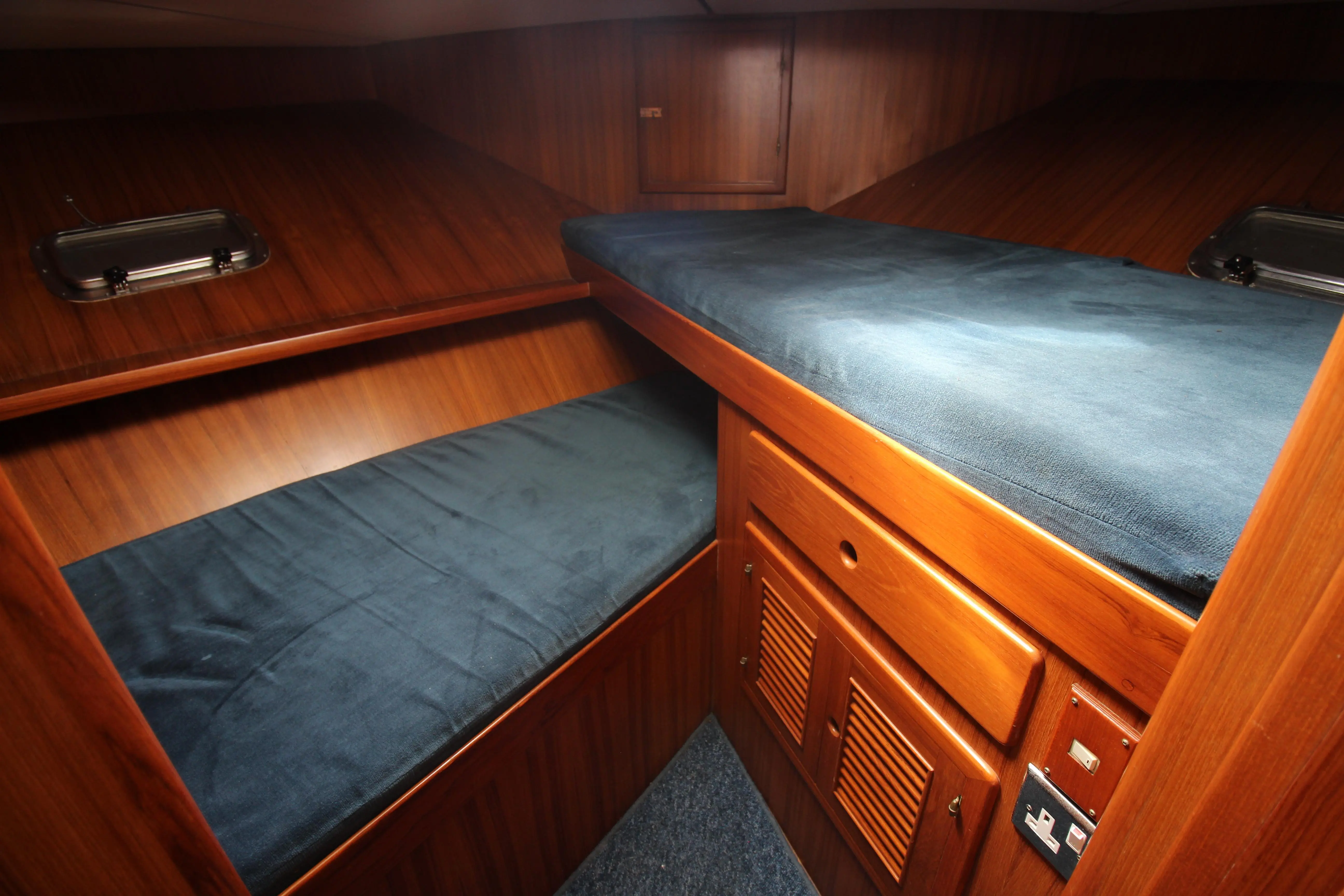 1988 Horizon trader royal yacht 43