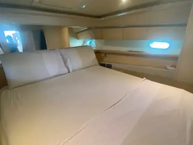 Ferretti Yachts 530