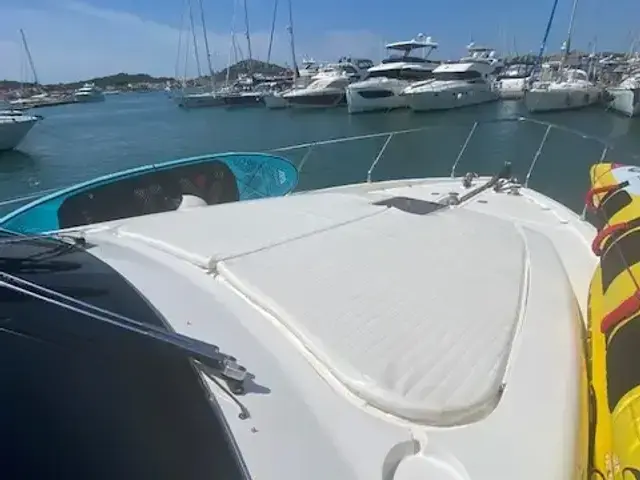 Ferretti Yachts 530