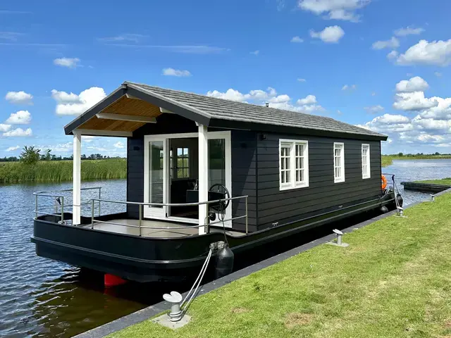 HOMESHIP VaarChalet 1250D Luxe Houseboat