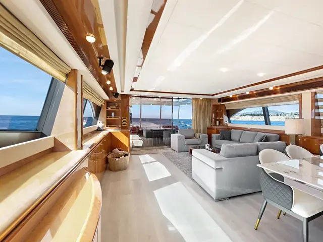 Ferretti Yachts 880