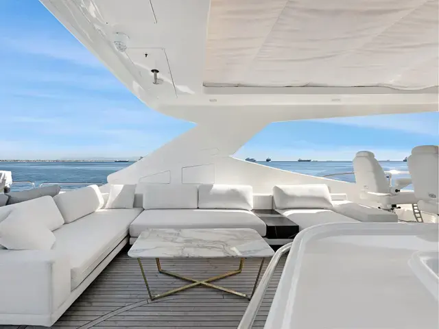 Ferretti Yachts 880