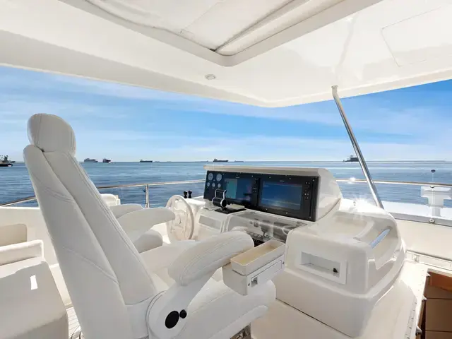 Ferretti Yachts 880