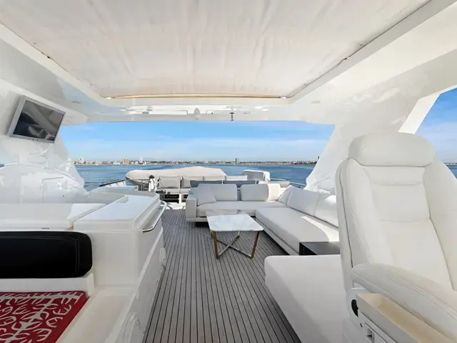 Ferretti Yachts 880