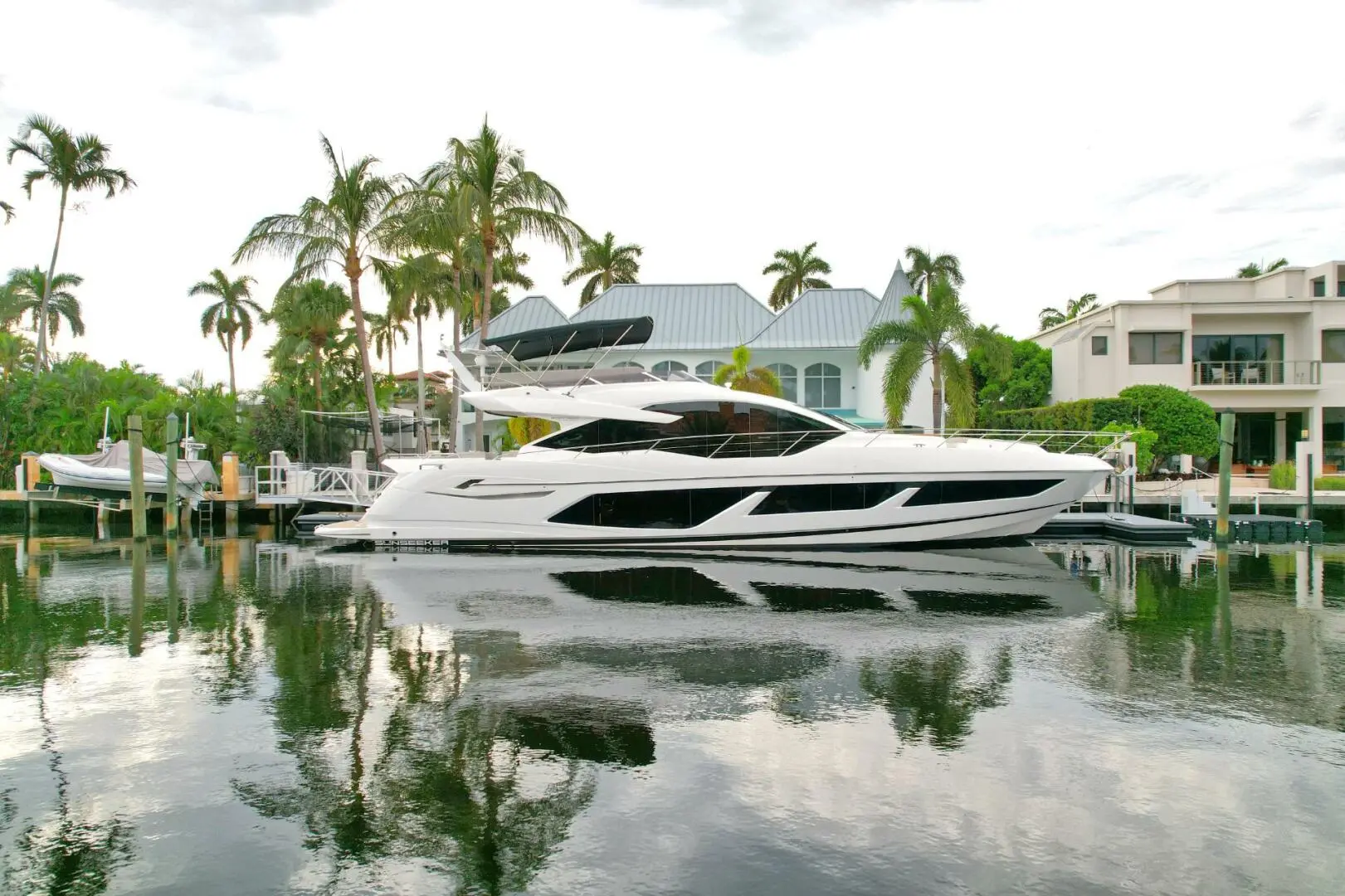 2022 Sunseeker 74 sport yacht