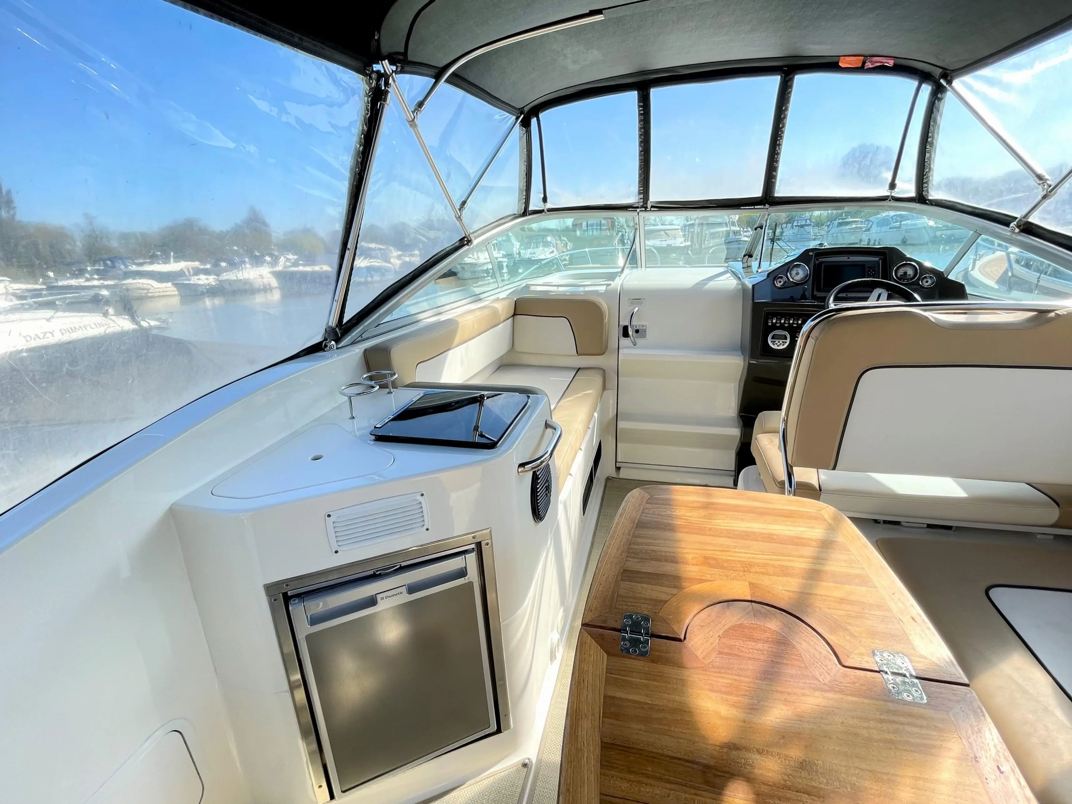 2016 Bayliner 842