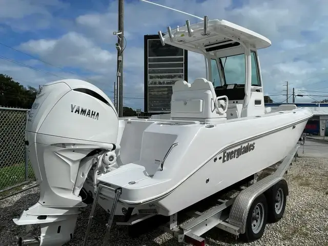 Everglades Boats 235 CC