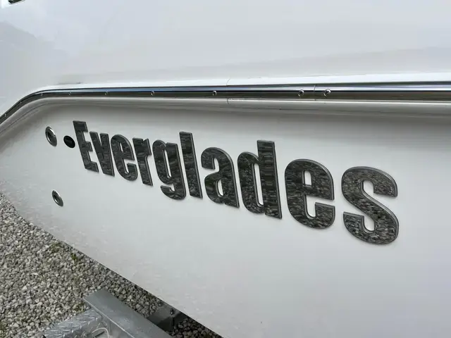 Everglades Boats 235 CC