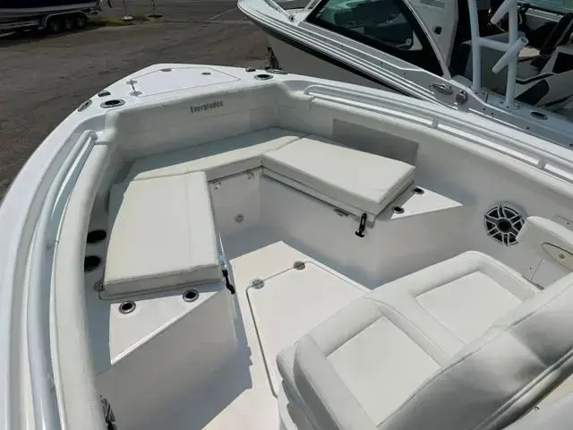 Everglades Boats 235 CC