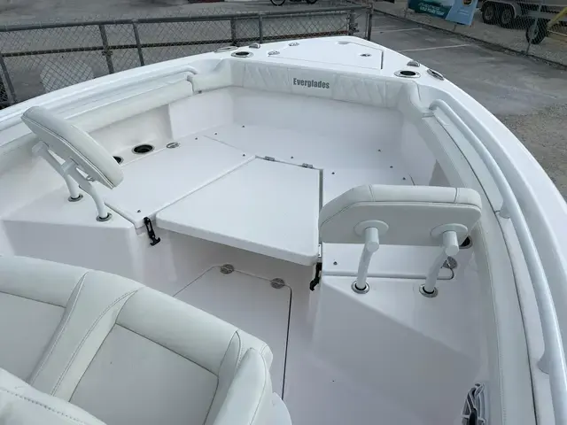 Everglades Boats 235 CC