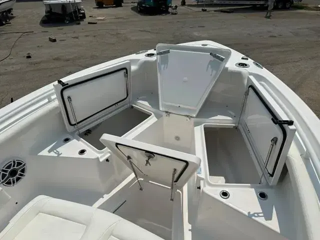 Everglades Boats 235 CC