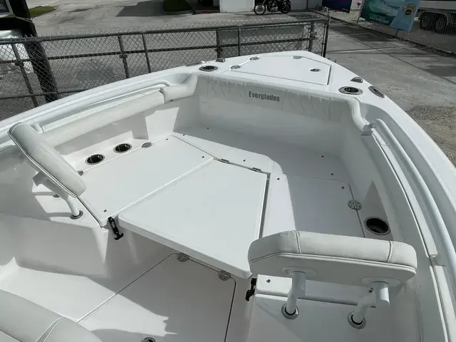 Everglades Boats 235 CC