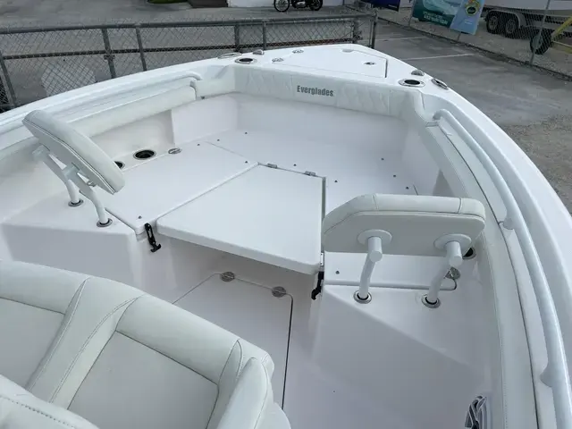 Everglades Boats 235 CC