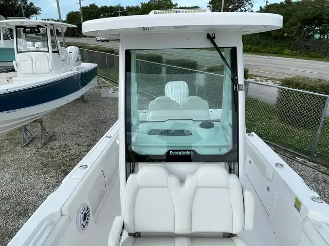 Everglades Boats 235 CC