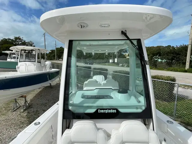 Everglades Boats 235 CC