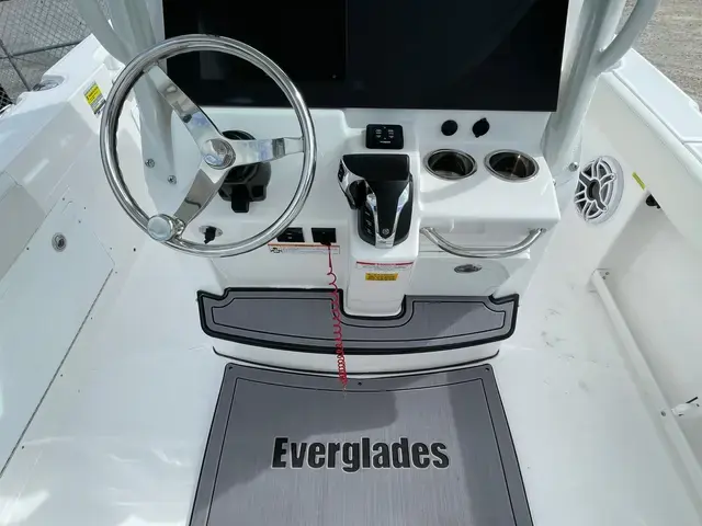 Everglades Boats 235 CC