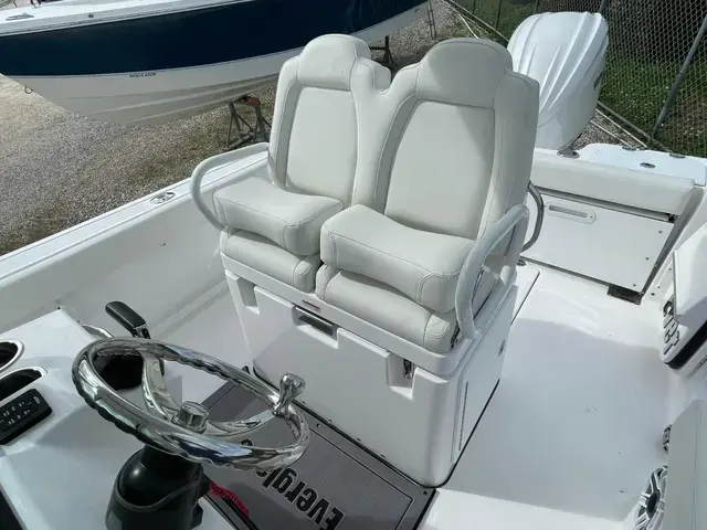 Everglades Boats 235 CC