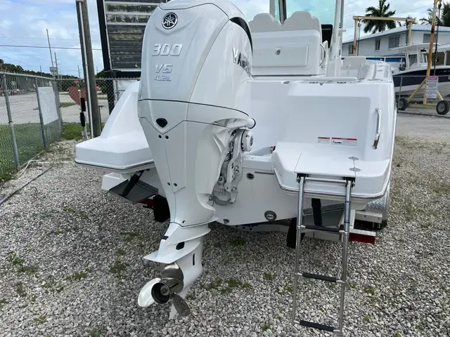 Everglades Boats 235 CC