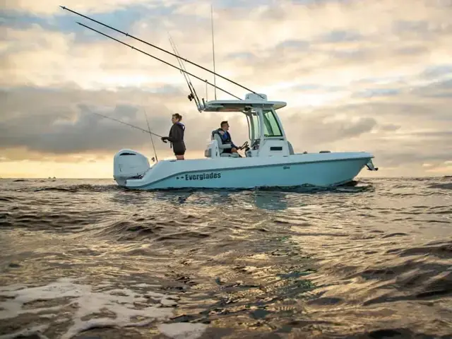 Everglades Boats 235 CC