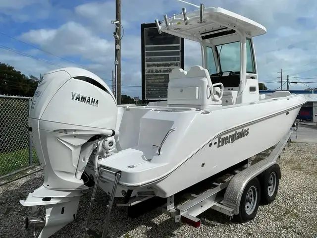 Everglades Boats 235 CC