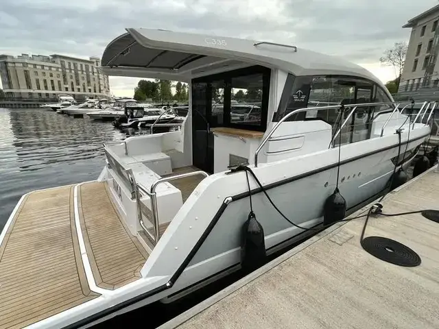 Sealine C 335v