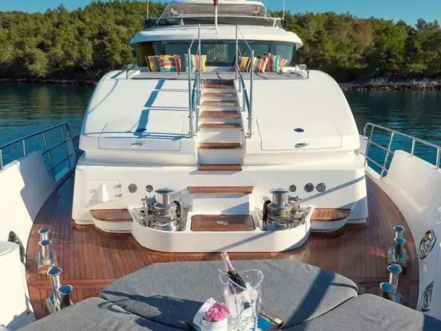 Benetti Delfino 93