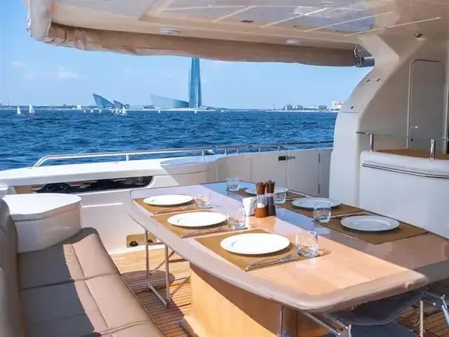 Ferretti Yachts 870