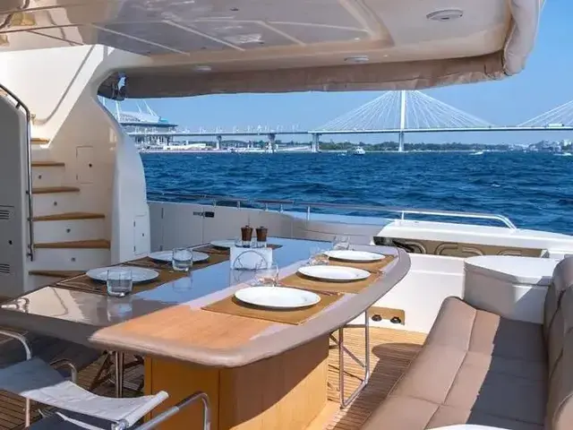 Ferretti Yachts 870