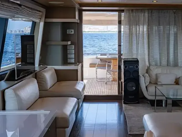 Ferretti Yachts 870