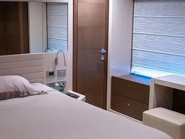 Ferretti Yachts 870