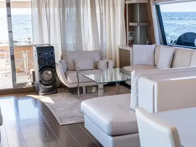 Ferretti Yachts 870