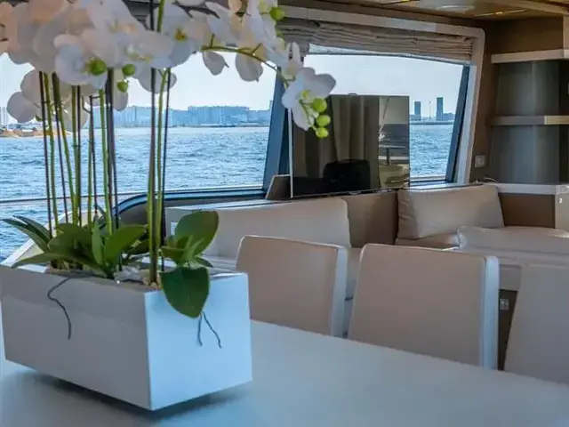 Ferretti Yachts 870