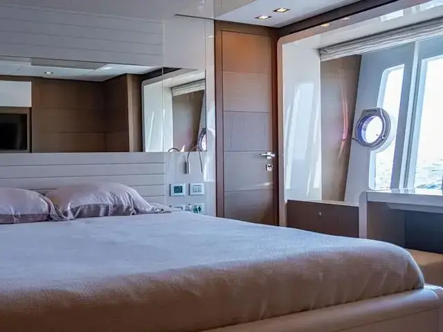 Ferretti Yachts 870